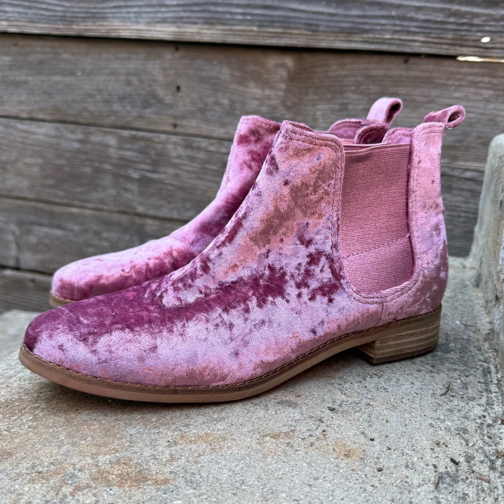 TOMS Ella Crushed Velvet Chelsea Ankle Boots in Faded Rose Pink